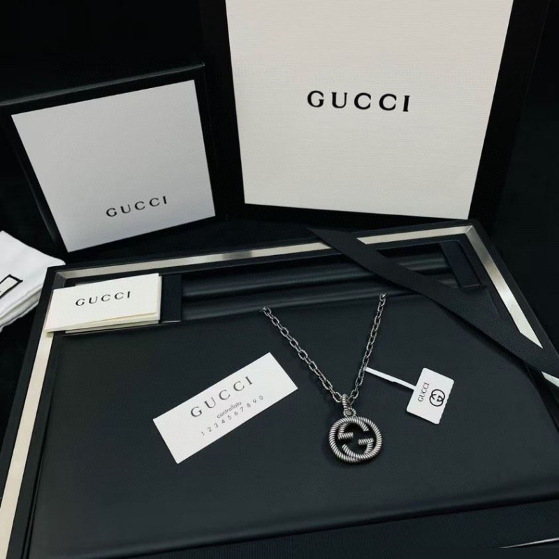 G*u*i necklaces